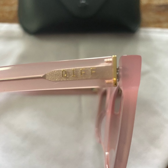 Sunnies! Brand new polarized Diff Kaia in light pink. Box, case, cleaning cloth - Picture 5 of 5